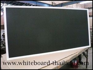 กระดานไม้ก๊อกพ่นสีดำ ขอบไม้ (สีขาว) แขวนผนัง (whiteboard,ไวท์บอร์ด)
