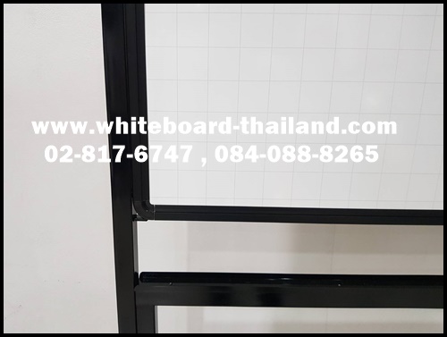 กระดานไวท์บอร์ด(แม่เหล็ก,มีตารางสี่เหลี่ยมในตัว) ขาตั้งล้อเลื่อน(ล้อล็อค) ขอบดำ+ขาดำ หน้าเดียว 120 X 150 ซม. (Whiteboard-Thailand)